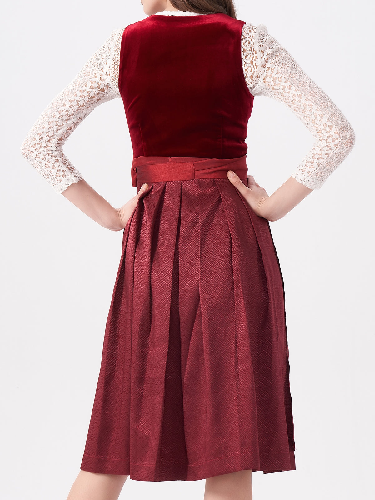 From harvest dress to cult outfit: The modern renaissance of the dirndl blouse in dark red, velvet & burgundy